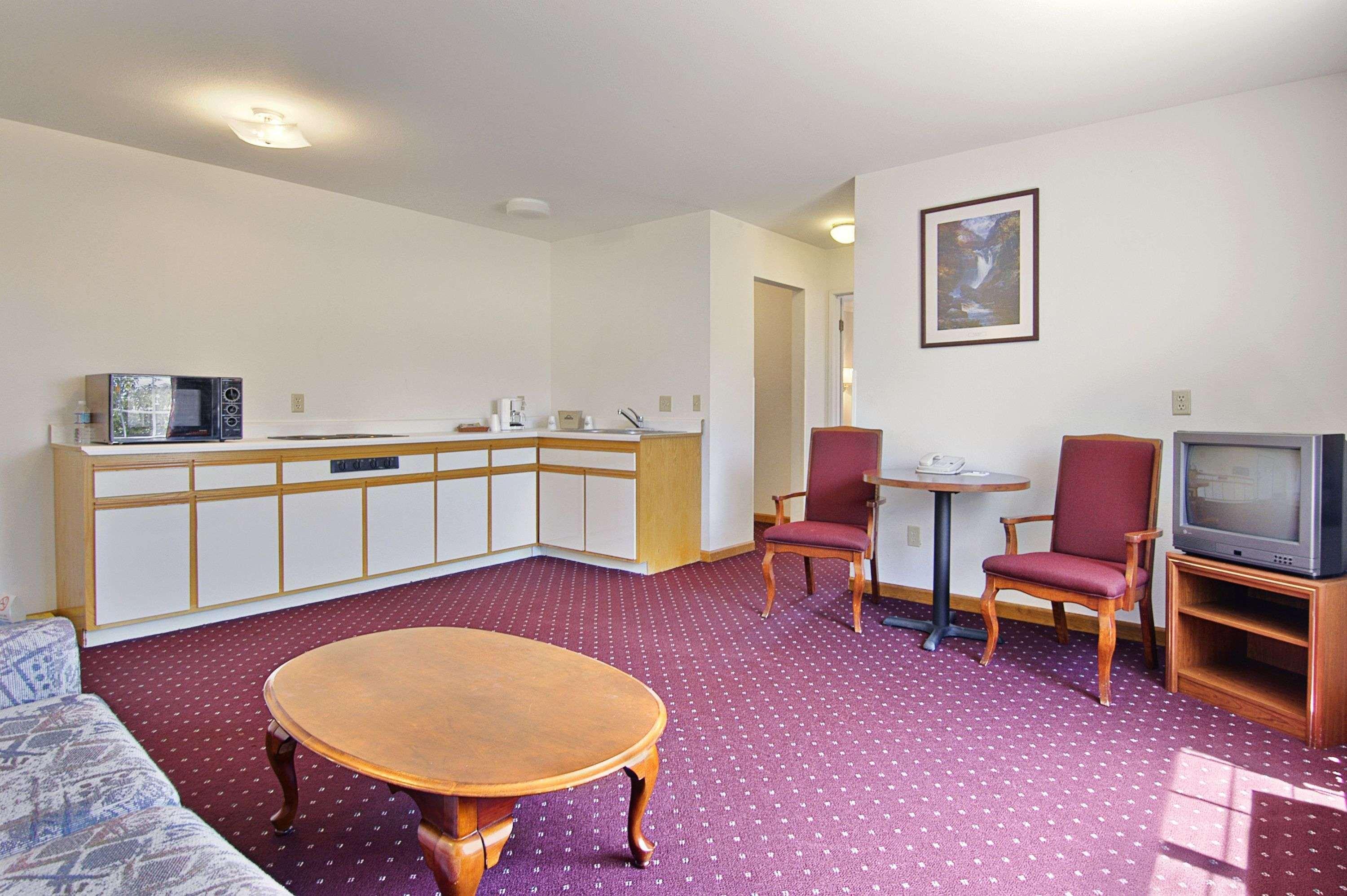 Days Inn & Suites By Wyndham Lolo Екстер'єр фото